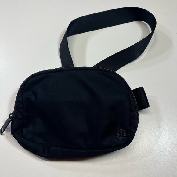Lululemon Everywhere Black Belt Bag - Picture 1 of 12